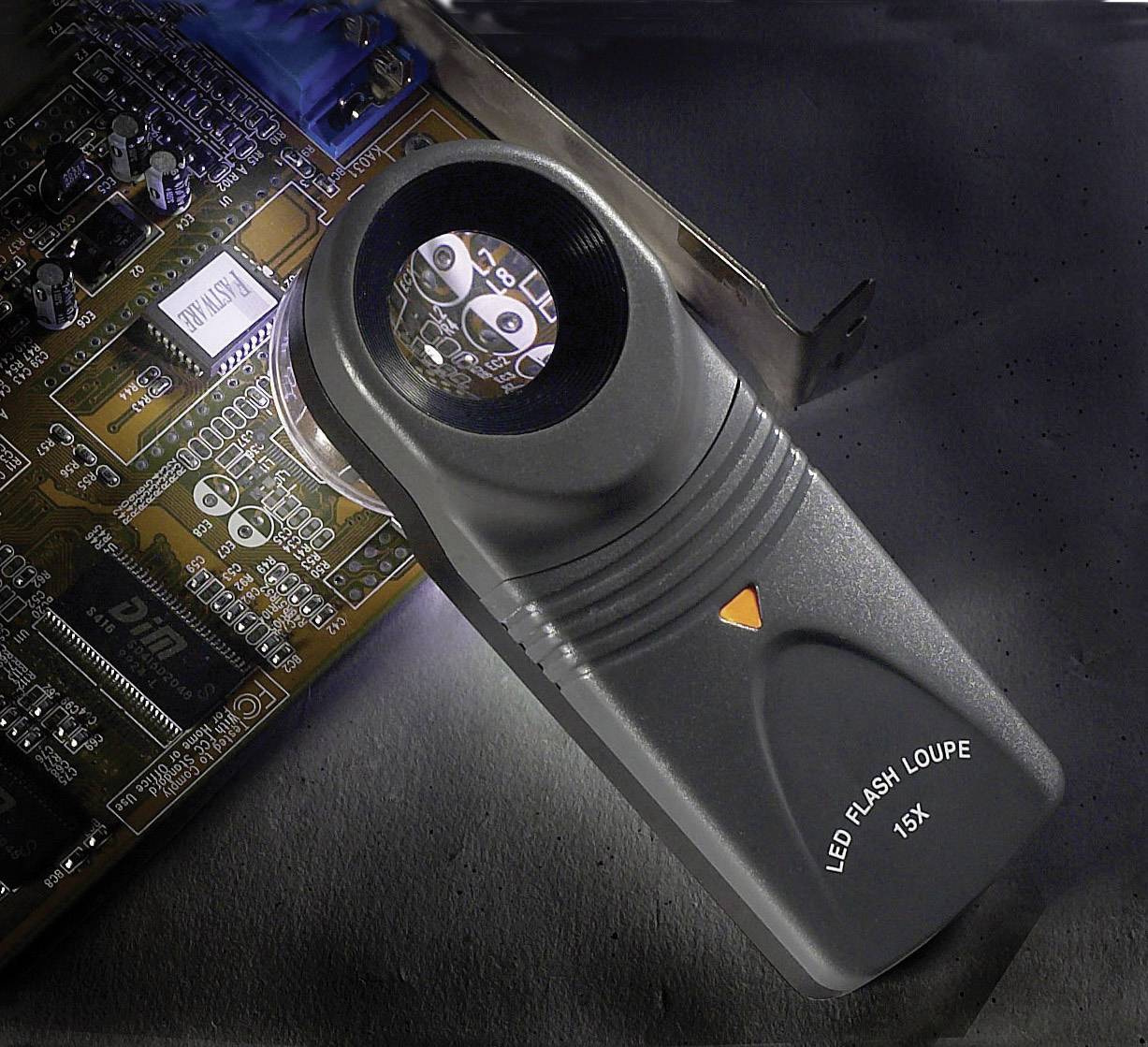 Elektronische loep met LED-verlichting vergroot componenten op een printplaat om gedetailleerde weergaves voor inspectie mogelijk te maken.