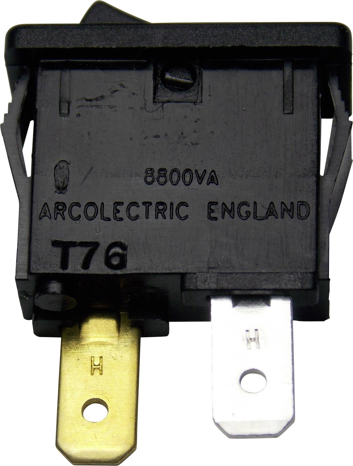 'Zwarte schakelaar met opschrift "ARCOLECTRIC ENGLAND" en "8800VA T76". Twee metalen aansluitingen, één goudkleurig, één zilverkleurig.'