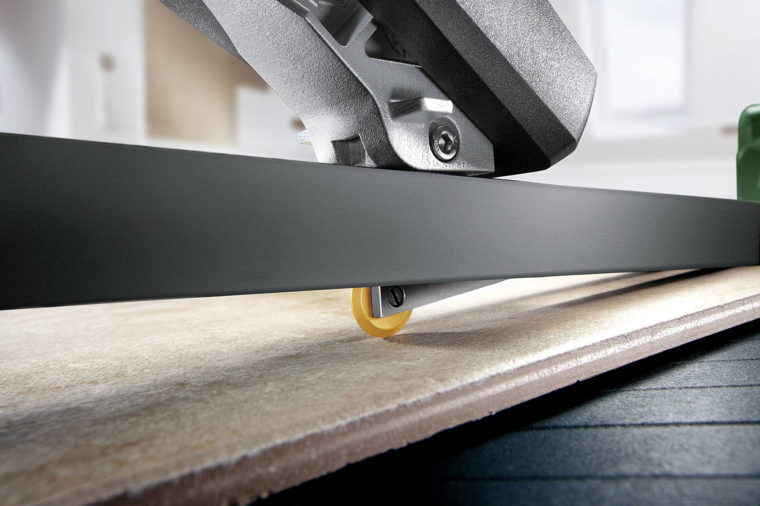 Een machine zaagt een houten plaat met een precies, geel cirkelzaagblad. Professioneel gereedschap voor nauwkeurige ambachtelijke werkzaamheden.