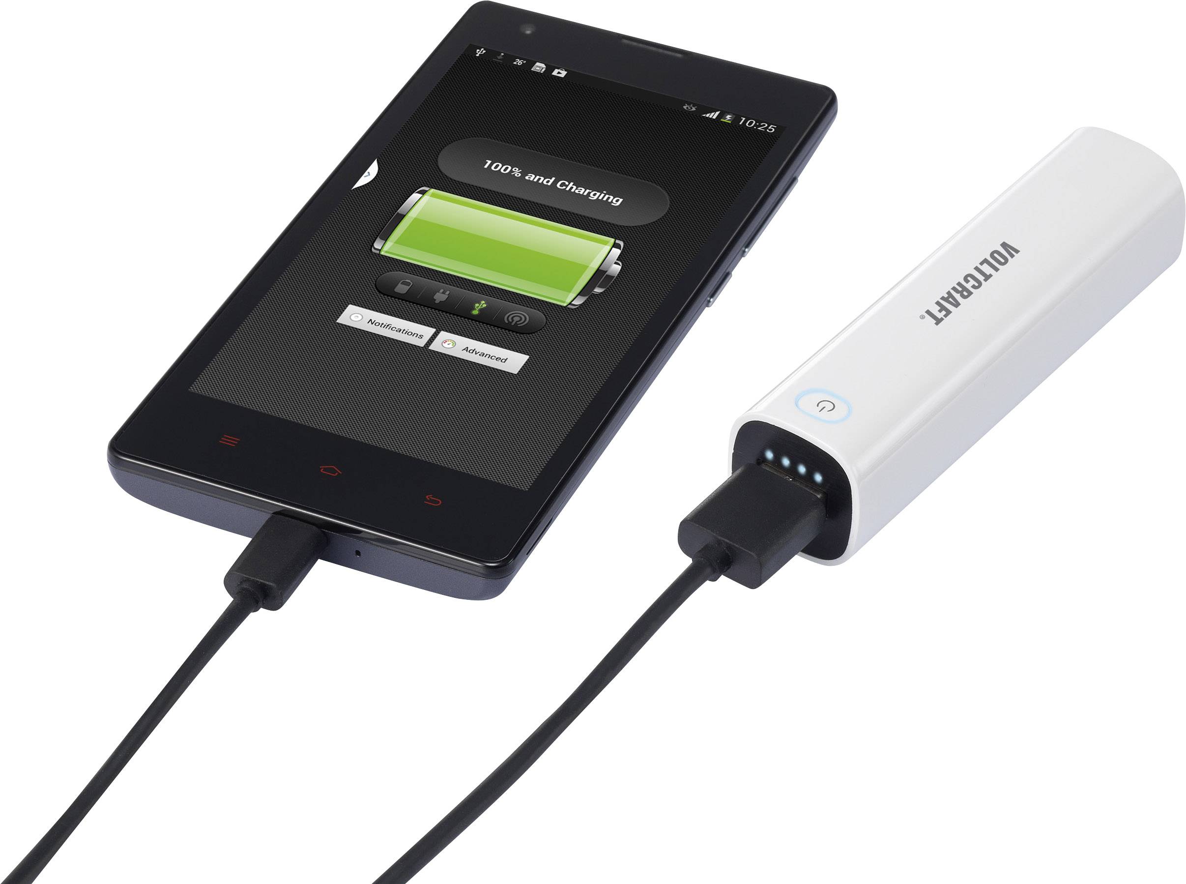 Een smartphone wordt opgeladen met een powerbank. Op het display van de smartphone wordt een bijna volledig opgeladen batterij weergegeven.