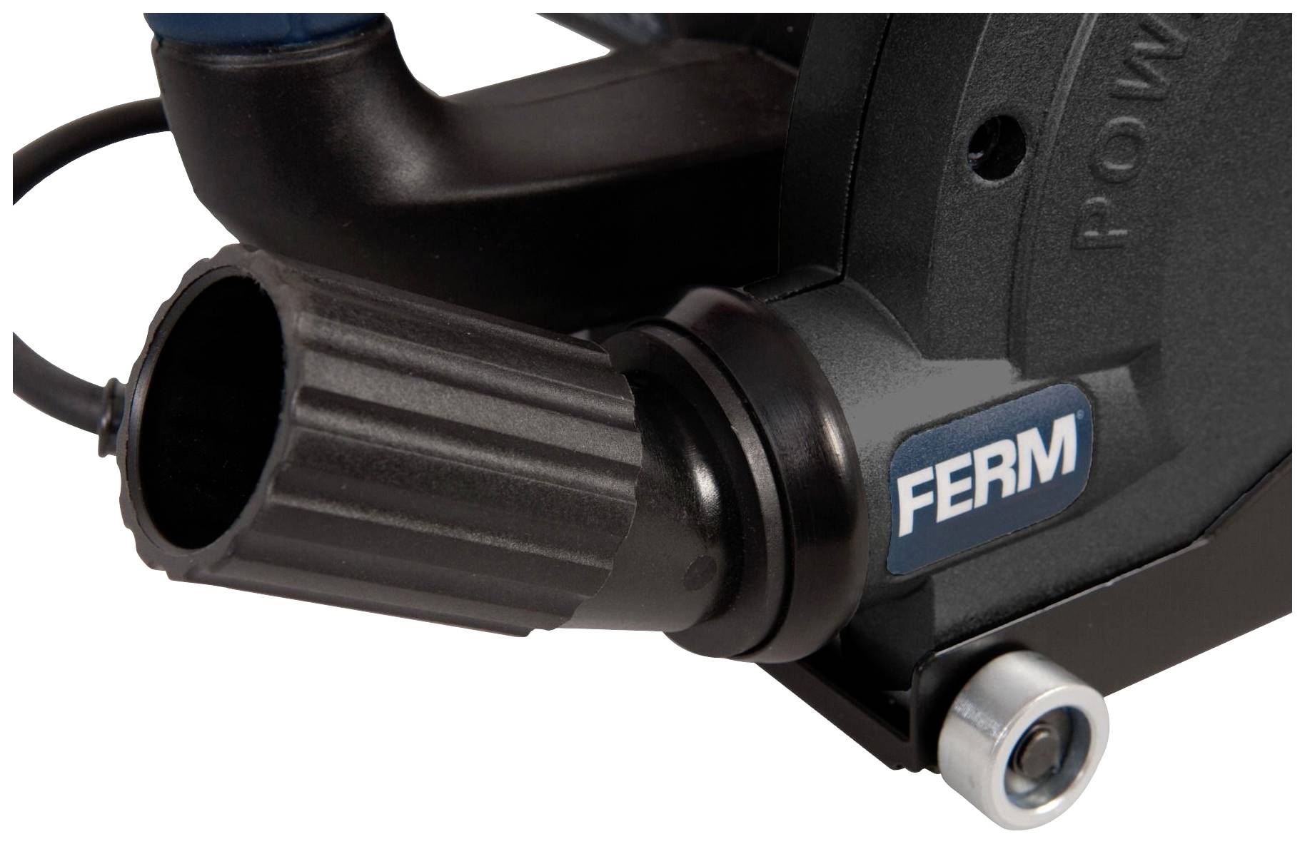Close-up van een deel van een elektrisch gereedschap met het opschrift 'FERM', een zwarte behuizing en een gegroefde oppervlakte.