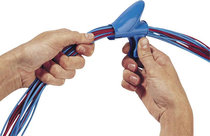 Handen gebruiken een blauw gereedschap om meerdere rode en blauwe kabels samen te bundelen.