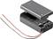 Een zwart, rechthoekig batterijvak met open deksel. Twee draden, rood en zwart, steken eruit. Voor elektronische apparaten.