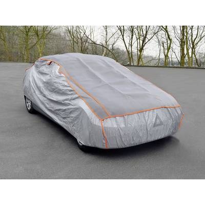 Een auto staat geparkeerd op een parkeerplaats en is bedekt met een grijze afdekzeil. Op de achtergrond zijn bomen zichtbaar.