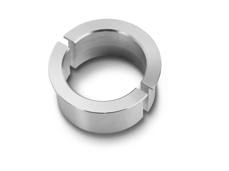 Een zilveren, metalen ring met een opening op een witte oppervlakte.
