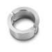 Een zilveren, metalen ring met een uitgesneden gedeelte aan de bovenkant.