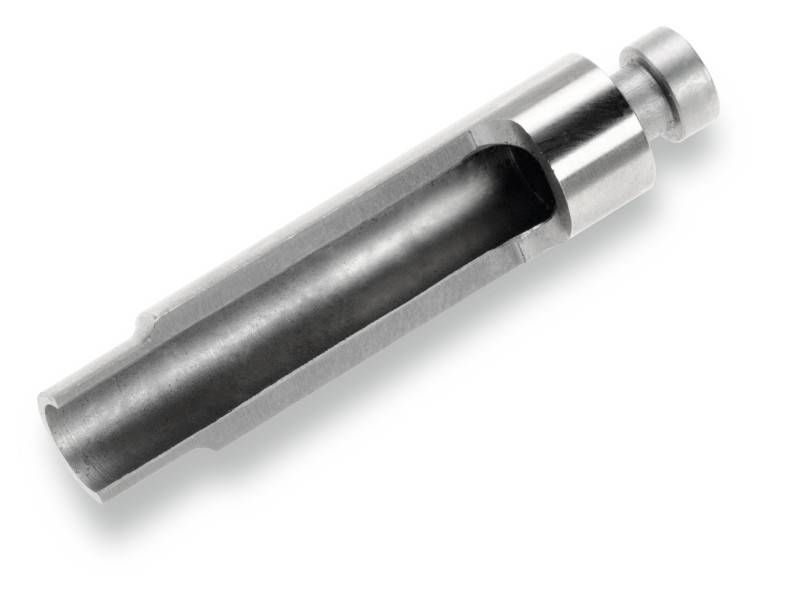 Een cilindrisch metalen gereedschap met een holte en een gladde oppervlakte, mogelijk een boor- of snijgereedschap, ligt schuin.