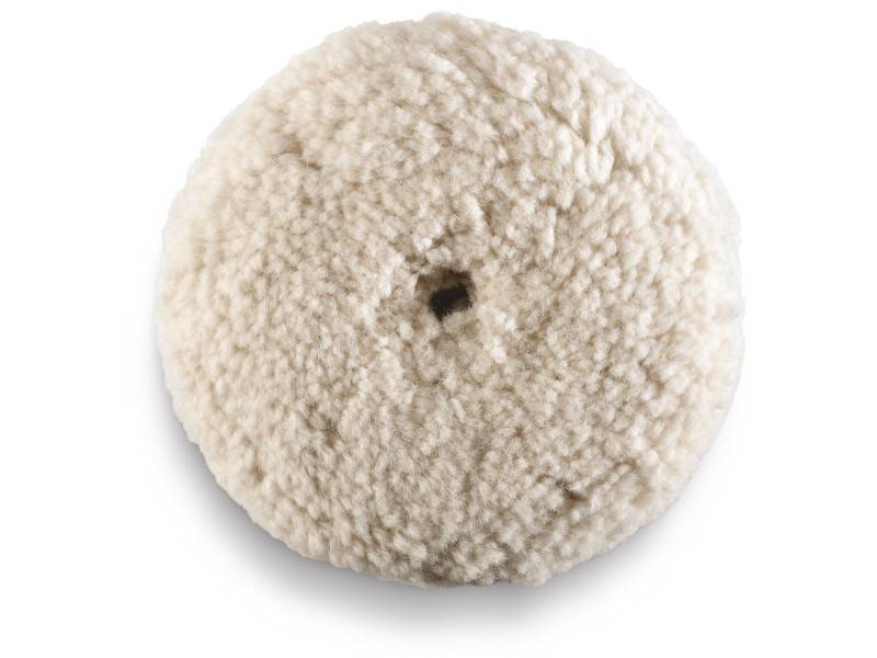 Een ronde, witte polijstpad van schapenwol met een pluizige textuur, gebruikt voor oppervlaktepolijsting en glansverhoging.