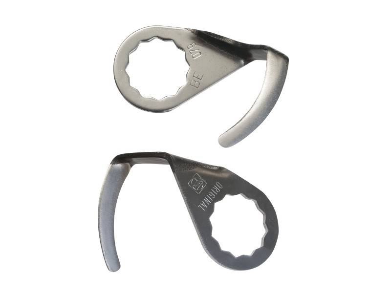 Twee zilveren metalen onderdelen met een getand gat, waarschijnlijk flesopeners, liggen naast elkaar op een witte achtergrond.