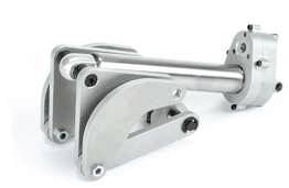 Metalen machinedeel met twee parallelle hefbomen, verbonden door een stang en gemonteerd op een ronde basis.