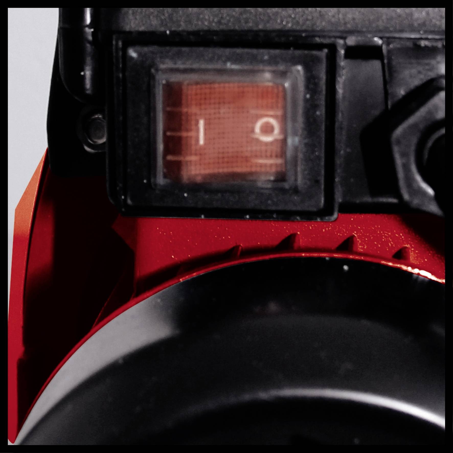 Close-up van een elektronische schakelaar met een rode hendel in de 'Aan'-positie. De schakelaar toont de cijfers 0 en 1.