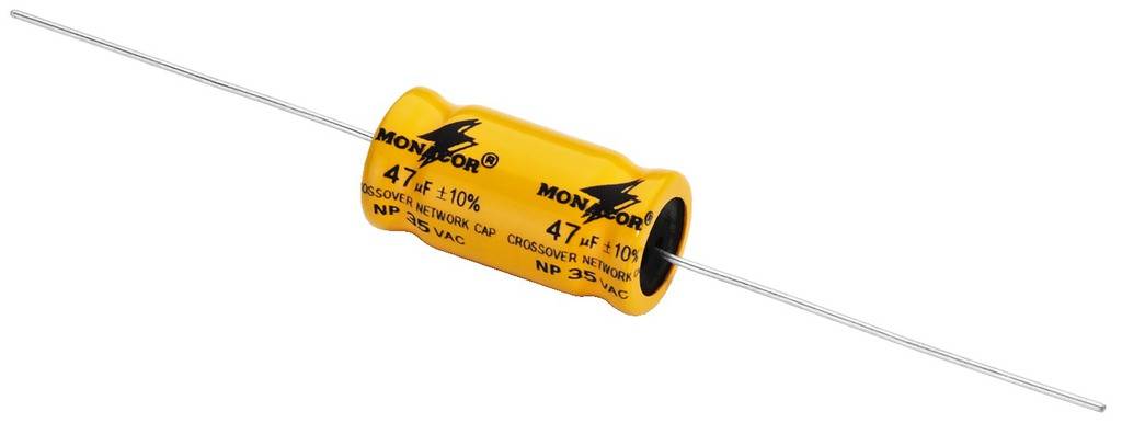 Gele cilindrische condensator met de opdruk '47µF ±10%', met lange aansluitingen.