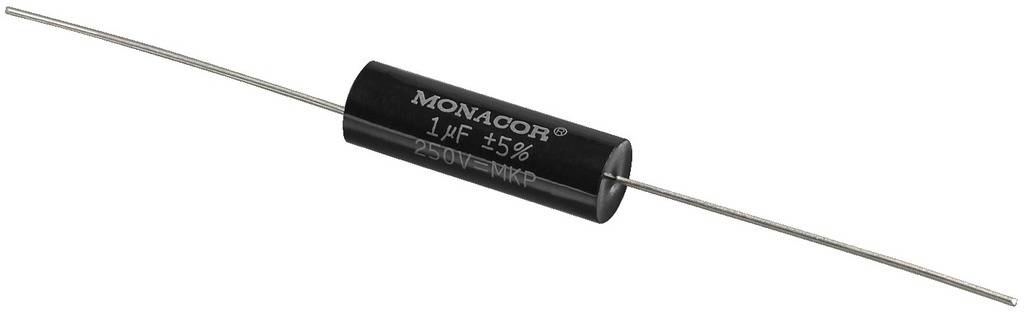 Zwarte cilindrische condensator met opschrift 'MONACOR 1µF ±5% 250V=MKP', twee lange aansluitdraden aan beide uiteinden.