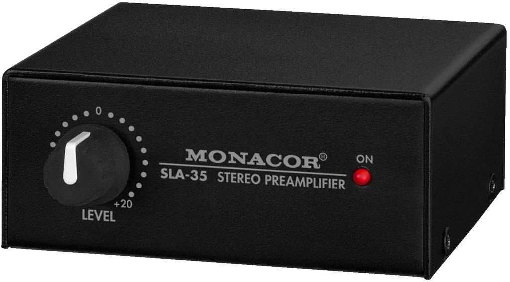 Zwarte stereo-voorversterker van Monacor, model SLA-35, met volumeregelaar links en rode bedrijfsindicator rechts.