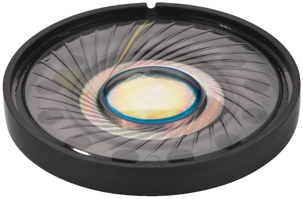 Een close-up van een luidsprekermembraan toont concentrische cirkels en een centrale membraan die belangrijk is voor geluidsoverdracht.