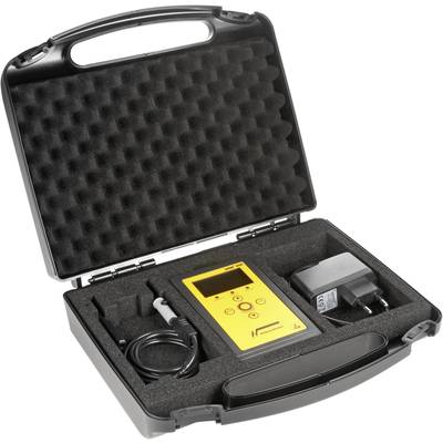 Draagbare koffer met een geel meetapparaat, een stroomkabel en een oplader. Apparaat voor analyse of meting in verschillende omgevingen.