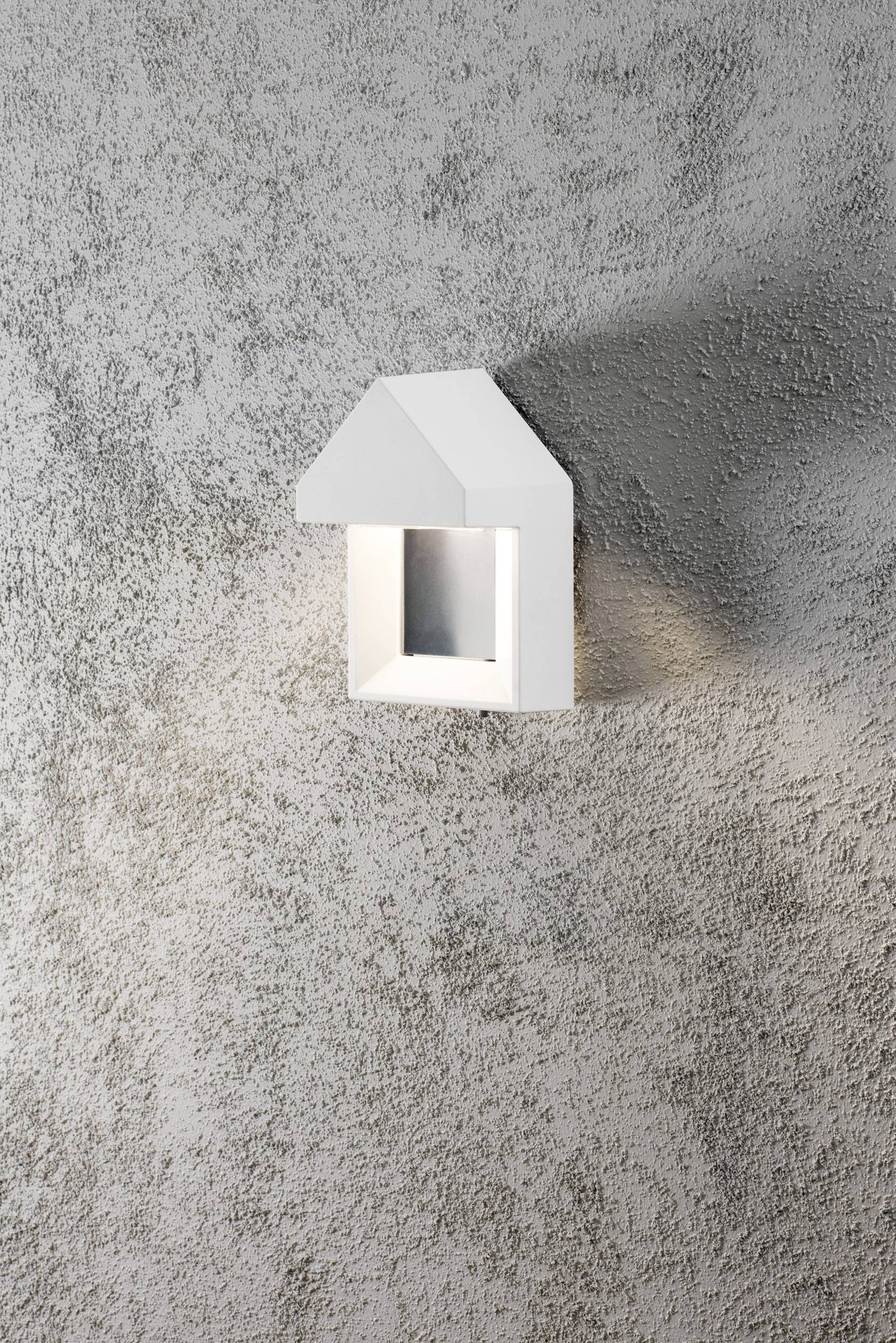 Buitenwandlamp aan een grijze betonnen muur die een zachte lichtgloed naar beneden werpt. Modern, minimalistisch design.