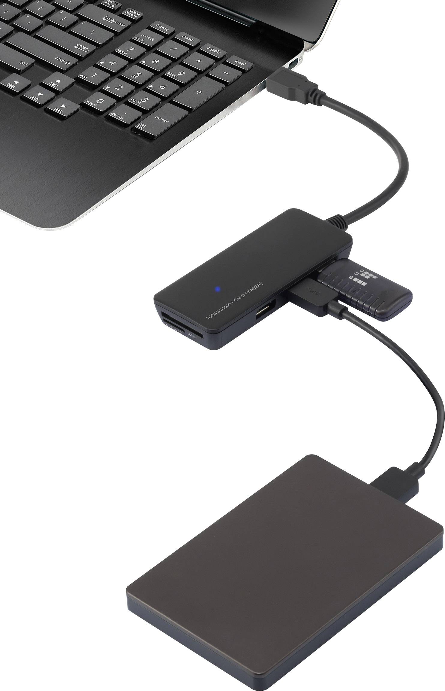 Een laptop is verbonden met een USB-hub waarop een externe harde schijf en een SD-kaart zijn aangesloten.