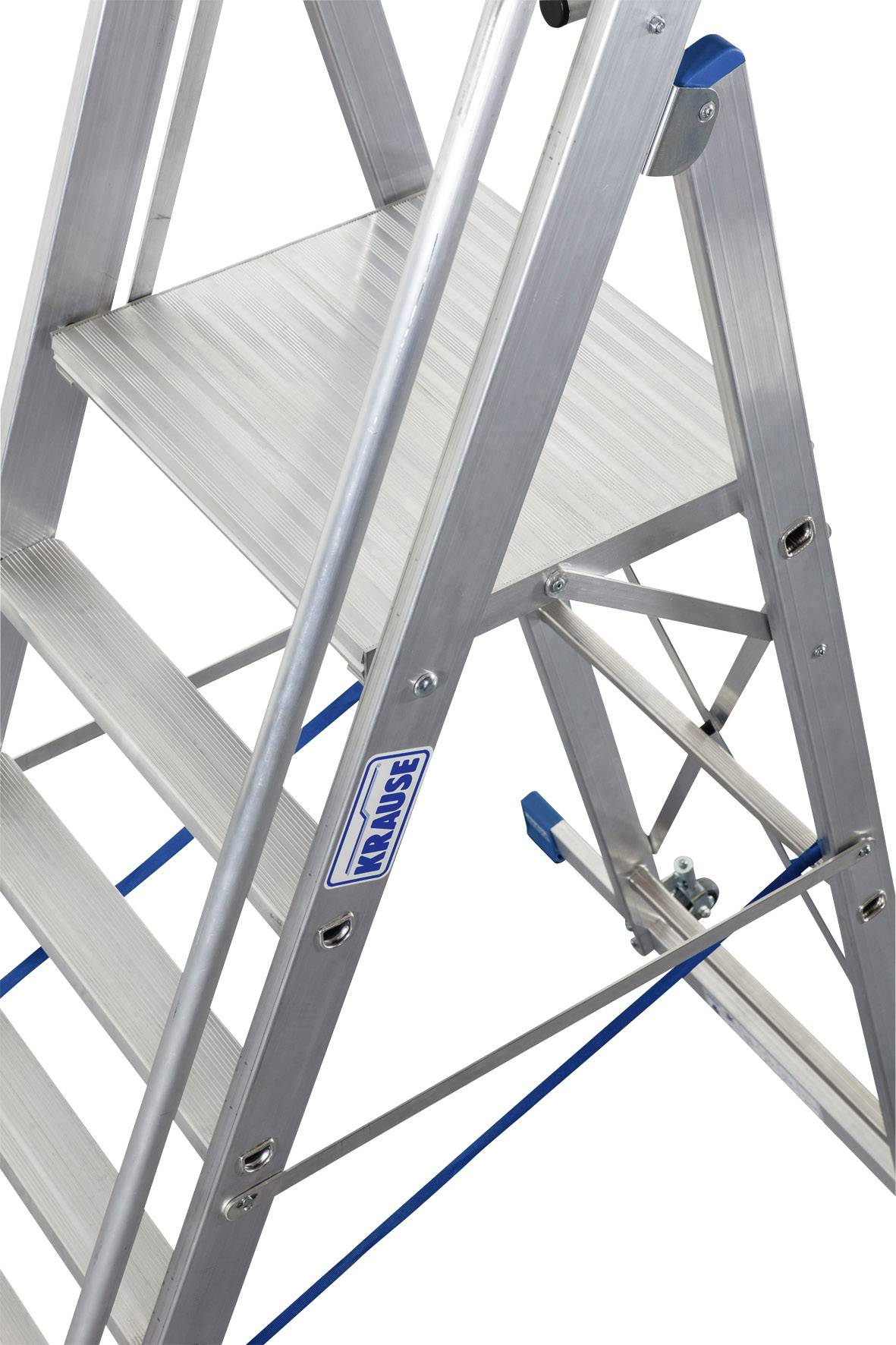 Aluminium ladder met meerdere treden, zichtbare steunen en veiligheidskenmerken, geschikt voor gebruik thuis en door professionals.