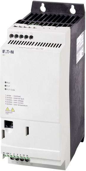 'Witte elektrische frequentieomvormer met ventilatiesleuven en meerdere aansluitklemmen aan de voorkant, met het opschrift Eaton.'