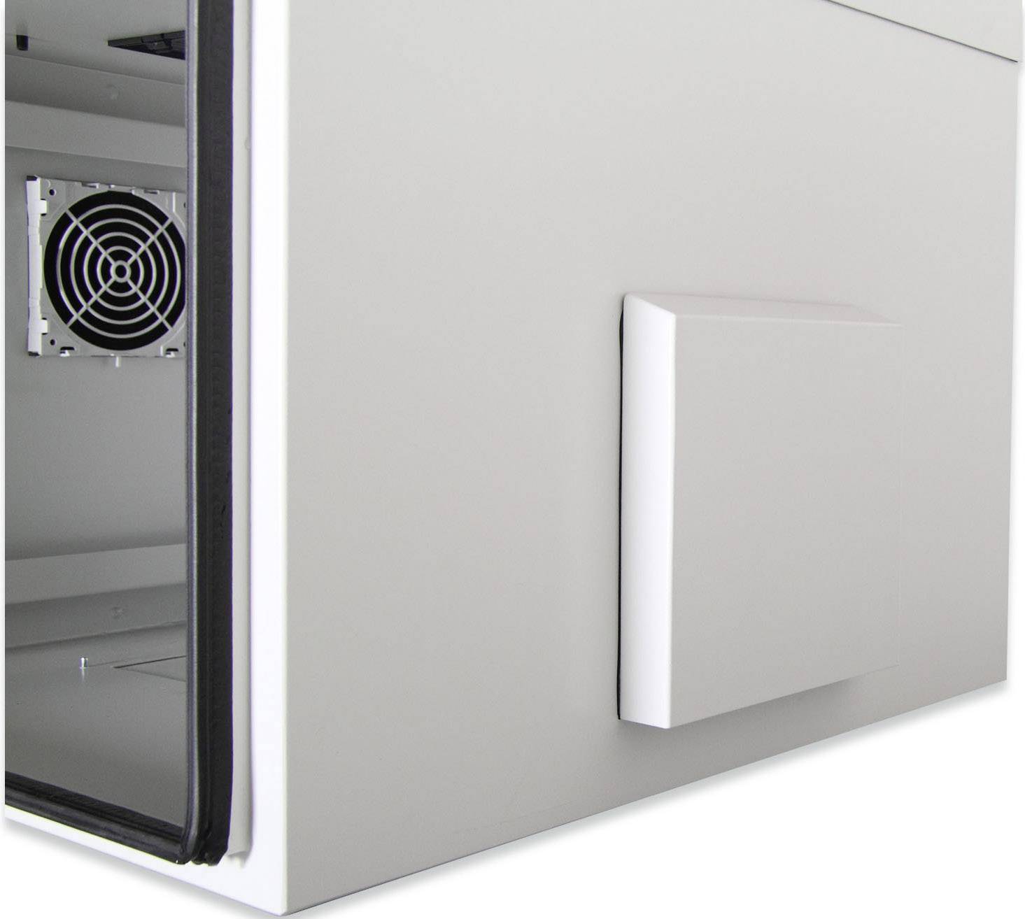 Een geopende, grijze kast toont een ventilator aan de binnenkant. De kast heeft een vierkante uitsparing aan de buitenkant.