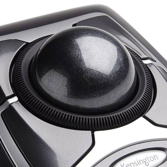 Grote, zwarte trackball-muis met glanzende bal en ergonomisch ontwerp, ideaal voor efficiënte navigatie en besturing.
