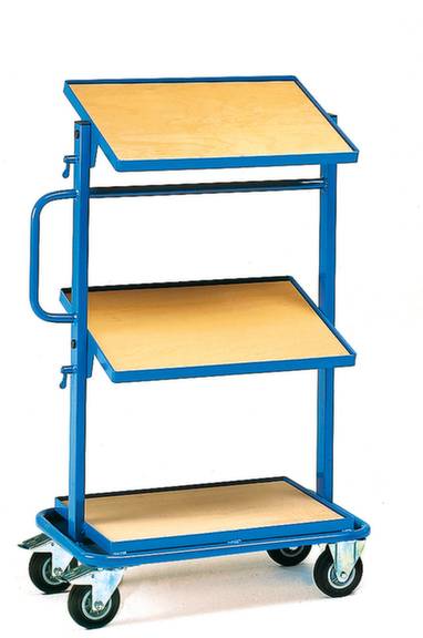 Een blauwe trolley met drie houten planken, waarvan twee schuin geplaatst zijn. De trolley heeft vier wielen voor gemakkelijke verplaatsing.