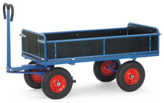 Een blauwe handkar met vier rode wielen en een zwart frame. Aan de voorkant bevindt zich een handgreep om mee te trekken.