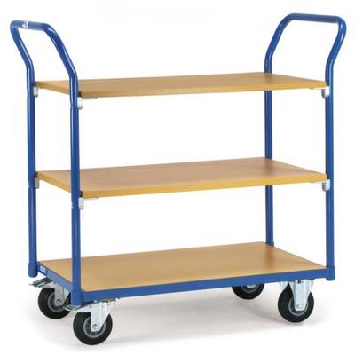 Een drielaags transportkarretje met blauwe handgrepen en gele houten planken op vier wielen. Ideaal voor transport in magazijnen.