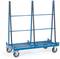 Een blauwe, mobiele transportwagen met vier wielen, ontworpen voor het veilig vervoeren van grote, vlakke voorwerpen zoals glasplaten.