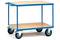 Transportwagen met twee houten platen en een blauw metalen frame. Vier wielen, waarvan twee zwenkbaar. Geschikt voor het vervoeren van lichte lasten.