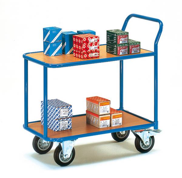 Een blauwe transportwagen met twee niveaus, beladen met gekleurde dozen van verschillende formaten op houten pallets, staat op vier wielen.
