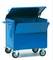 Een blauwe, mobiele metalen container met open deksels, gemonteerd op vier wielen. Ideaal voor opslag of transport van materialen.