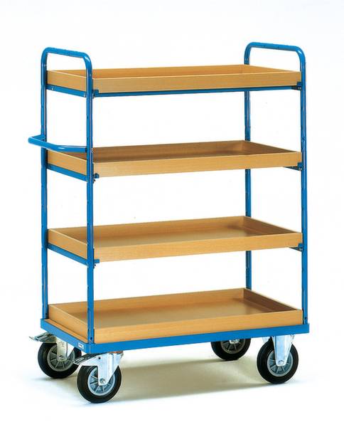 Een blauwe transportwagen met vier houten planken en grote wielen, geschikt voor het vervoeren van voorwerpen in magazijnen of werkplaatsen.