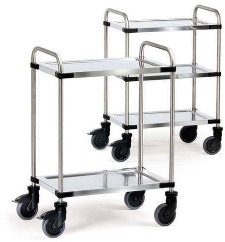 Twee uitschuifbare, hoogglanzende metalen serveerwagens, elk met twee niveaus. Elke wagen is voorzien van vier zwarte wielen voor gemakkelijk transport.