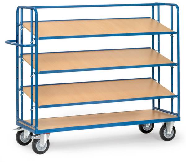 Een blauwe transportwagen met vier houten plateaus en vijf wielen, geschikt voor het verplaatsen van goederen in magazijnen of bedrijfsruimten.