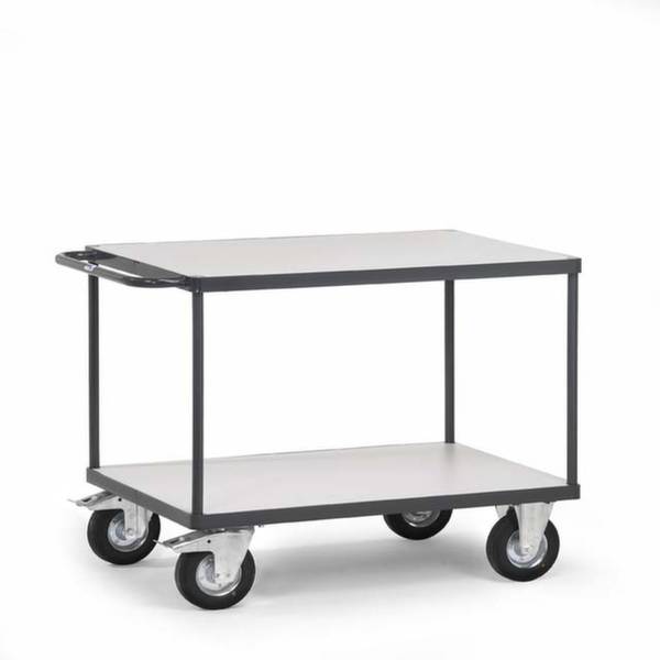 Een tweelaags gereedschapswagen met vier wielen en een handvat, geschikt voor het vervoeren van gereedschappen of materialen.