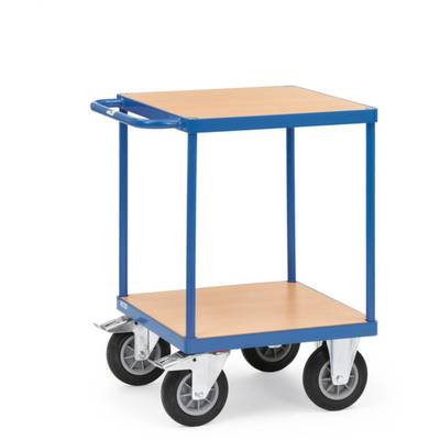 Een blauwe transportwagen met twee houten planken en vier grote wielen. Geschikt voor het vervoeren van zware voorwerpen in magazijnen.