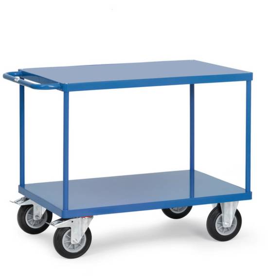 Een blauwe serveerwagen met twee niveaus en vier wielen. Bovenaan een groot oppervlak voor het plaatsen van voorwerpen, onderaan een extra niveau voor opslag.