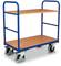 Een blauwe transportwagen met twee houten planken en vier stevige wielen. Ideaal voor het verplaatsen van voorwerpen in magazijn of werkplaats.