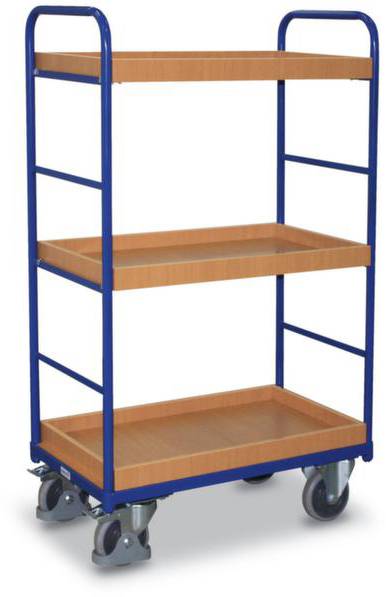 Een blauwe, drielaagse transportwagen met houten planken en vier wielen. Ideaal voor het verplaatsen van voorwerpen in magazijn of kantoor.