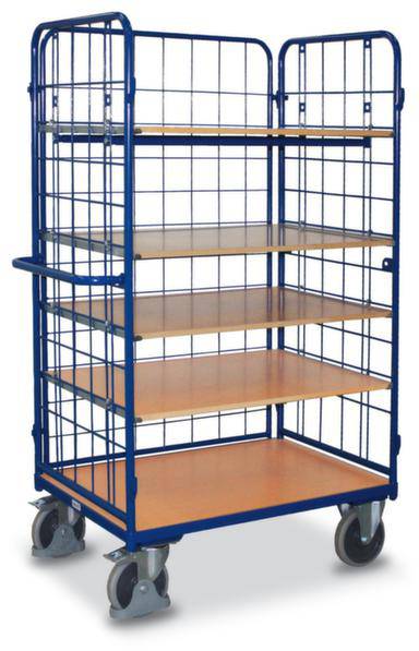 Metalen wagen met vier wielen en vijf houten schappen, geschikt voor het transport van goederen in magazijnen of bedrijven.
