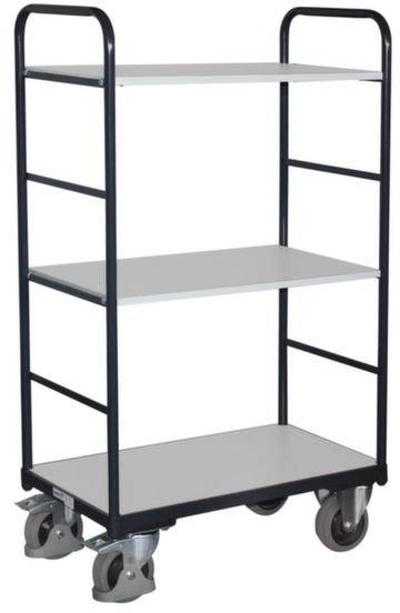 Een drielaags transportwagen met zwarte metalen frames en grijze schappen op vier wielen. Ideaal voor het vervoeren van voorwerpen.