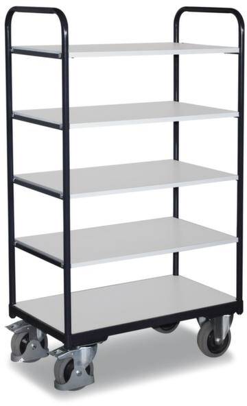 Een verrijdbare rekwagen met vijf witte schappen, zwarte metalen frames en grote wielen. Geschikt voor het transporteren van goederen.