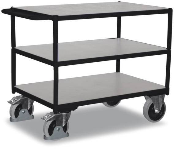 Een drielaags kar met wielen voor het transport of de opslag van voorwerpen. Hij heeft een stevig metalen frame.