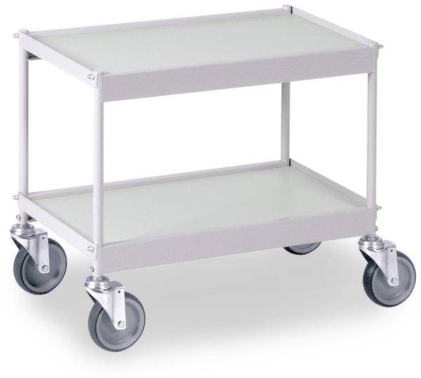 Tweelaags, witte trolley met vier wielen. Ideaal voor opslag of transport van voorwerpen in een kantoor of huishouden.