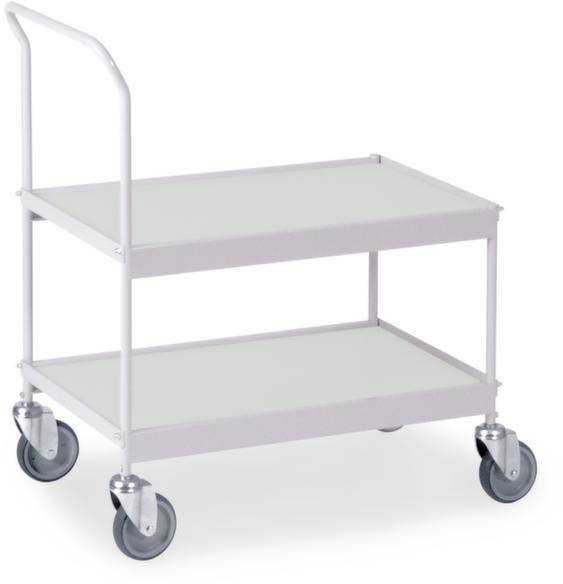 Een witte trolley met twee plateaus en vier draaibare wielen. Ideaal voor het vervoeren van voorwerpen binnenshuis.