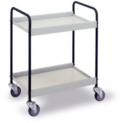 Een tweestaps, grijze serveerwagen met metalen frame en vier draaibare wielen op een witte achtergrond.