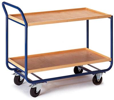 Metalen wagen met twee houten legplanken, vier wielen, geschikt voor het transport van voorwerpen in werkplaatsen of magazijnen.