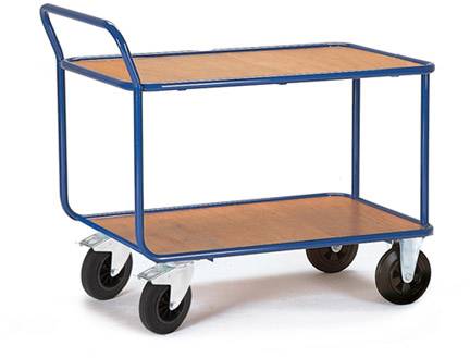 Een blauwe transportwagen met twee houten platen en vier wielen. Ideaal voor het vervoeren van lichte voorwerpen in binnenruimtes.